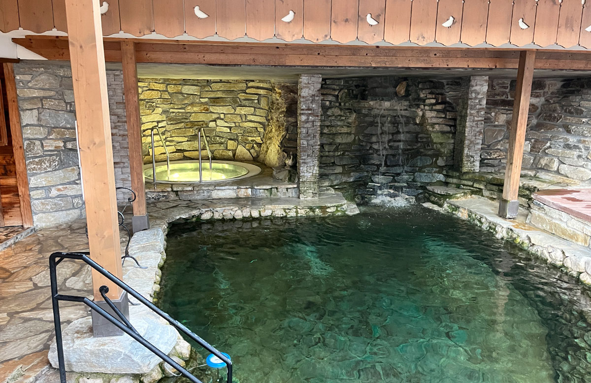 Babymoon-im-Ebner's-Waldhof-am-See-whirlpool-spa