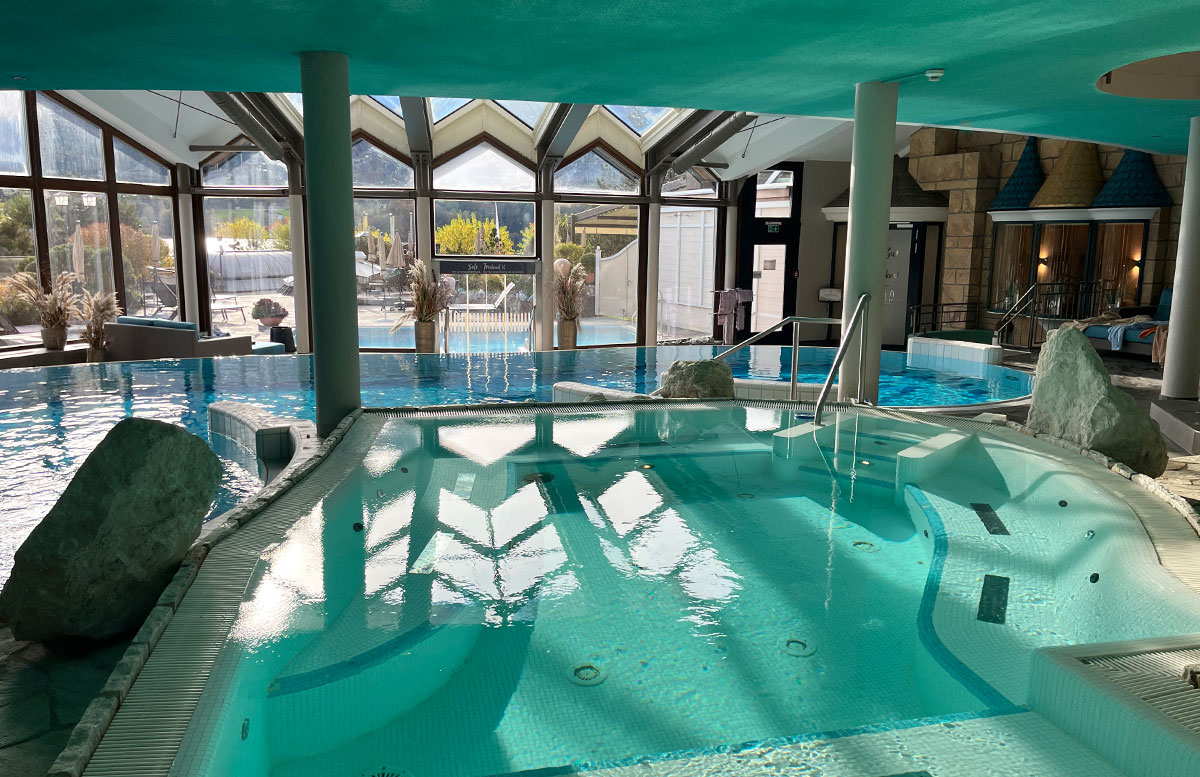 Babymoon-im-Ebner's-Waldhof-am-See-whirlpool