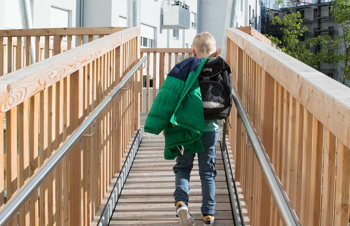 Back to School Herbst Outfit von TK Maxx Lenny grünes shirt am weg zur schule