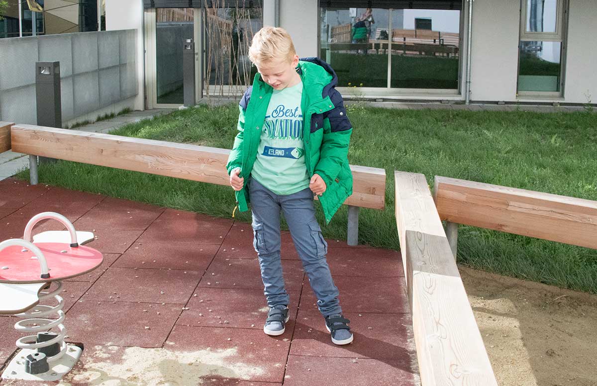 Back to School Herbst Outfit von TK Maxx Lenny mit grüner jacke blick nach unten