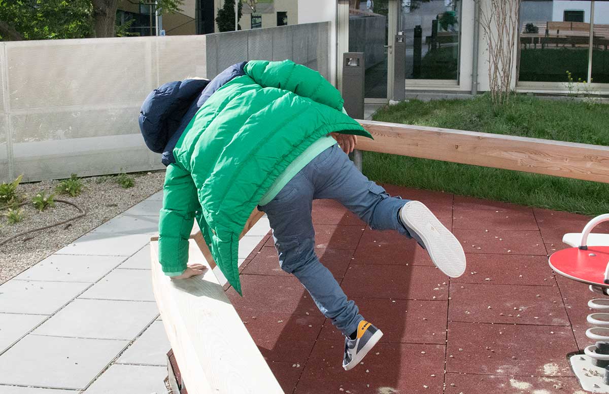 Back to School Herbst Outfit von TK Maxx Lenny mit grüner jacke hüpfend