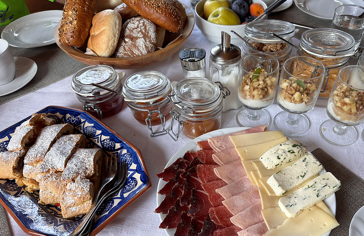 Bauernhof-Urlaub-Roter-Hahn-am-Feilerhof-frühstück