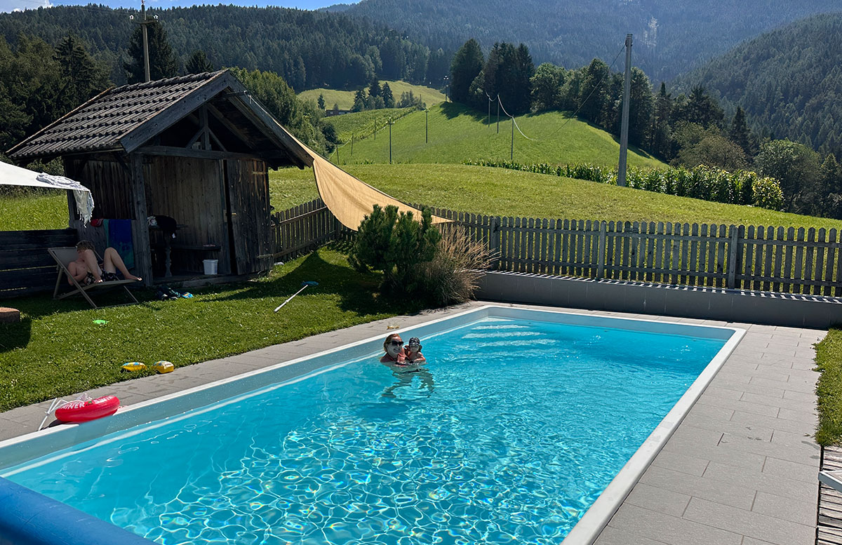 Bauernhof-Urlaub-Roter-Hahn-am-Feilerhof-pool-mit-aussicht