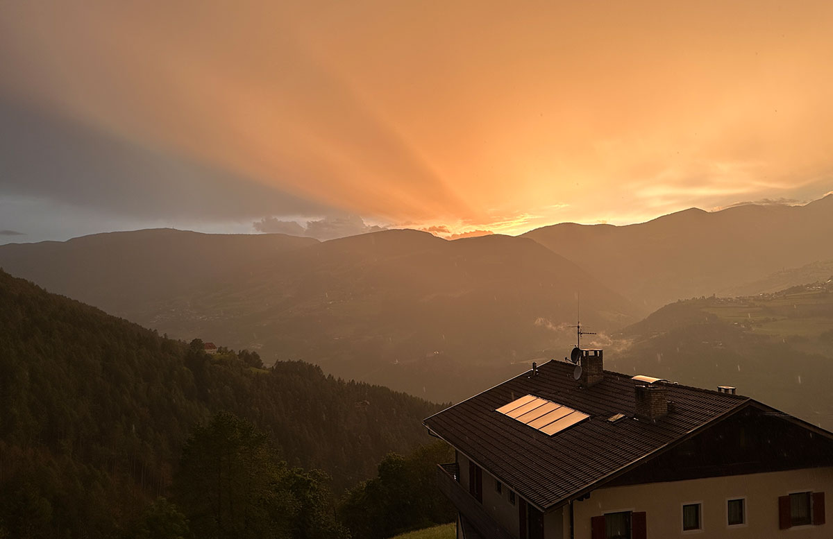 Bauernhof-Urlaub-Roter-Hahn-am-Feilerhof-sonnenuntergang