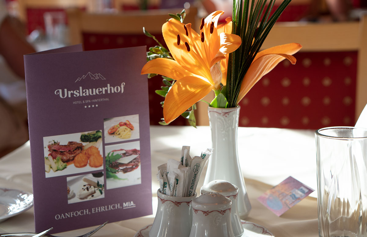 Berg-und-Spa-Hotel-Urslauerhof-in-Maria-Alm-blumen-am-tisch