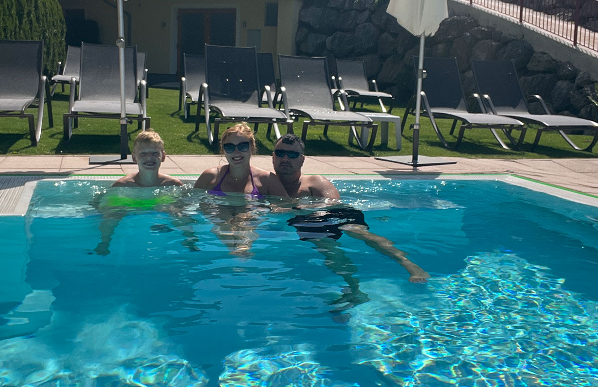 Berg-und-Spa-Hotel-Urslauerhof-in-Maria-Alm-familie-im-pool