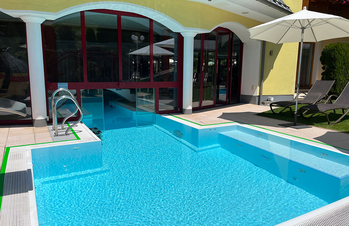Berg-und-Spa-Hotel-Urslauerhof-in-Maria-Alm-outdsoorpool-leer