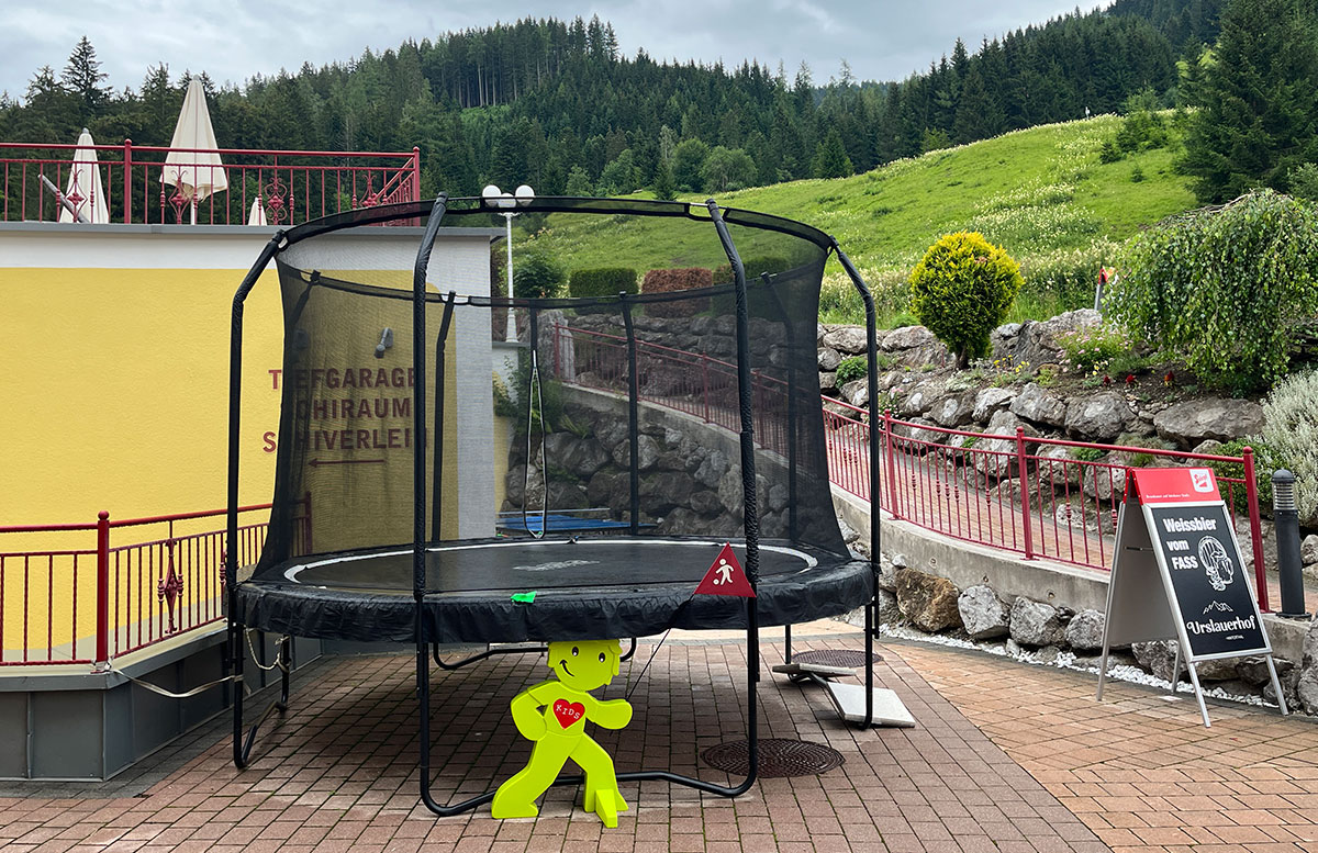 Berg-und-Spa-Hotel-Urslauerhof-in-Maria-Alm-trampolin