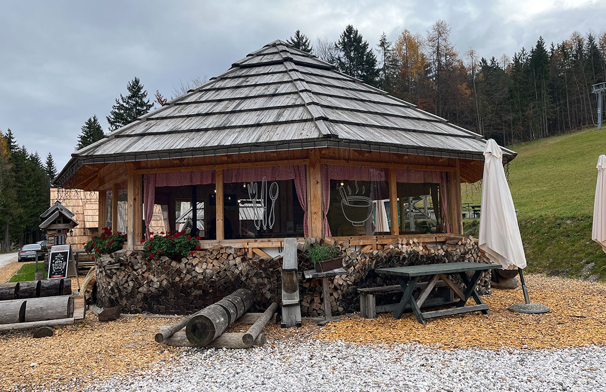 Besuch-Skiflugschanze-Planica-und-Elan-Skiwerk-lunch-log-cabin