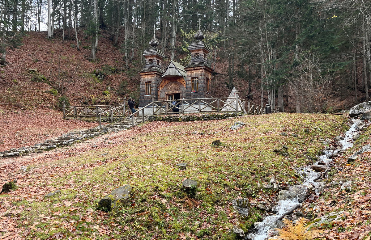 Besuch-Skiflugschanze-Planica-und-Elan-Skiwerk-russische-kapelle
