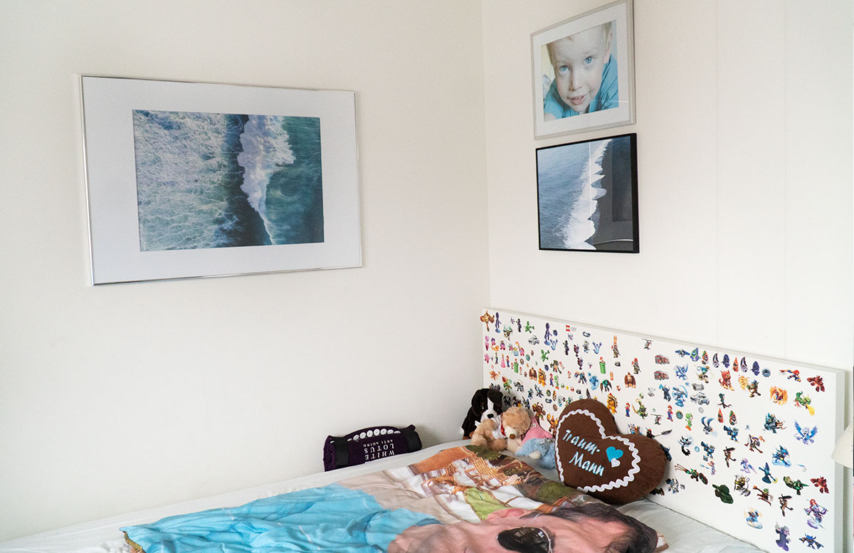 Bilderwand-für-die-Dachschräge-im-Kinderzimmer-bett