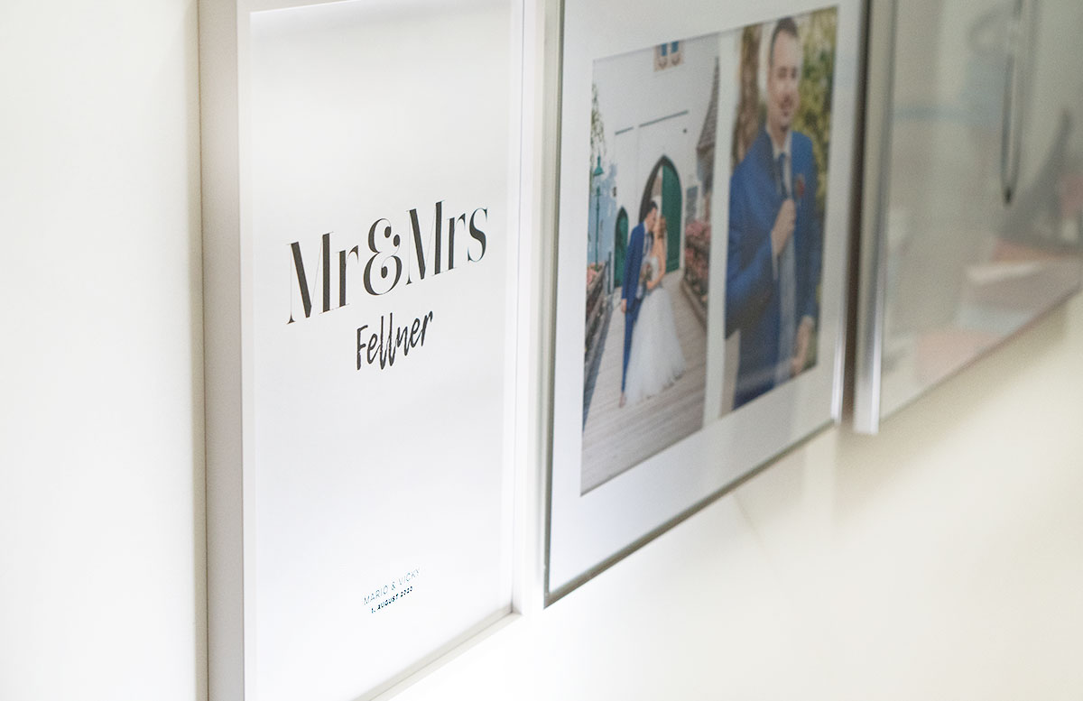 Bilderwand-mit-Hochzeitsbildern-und-Poster-fellner
