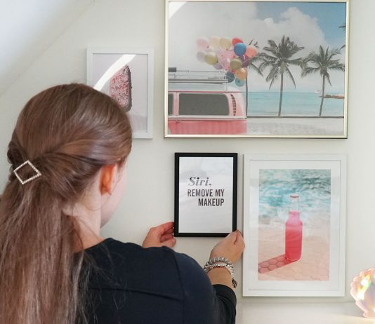 Bilderwand mit Hochzeitsfotos und Poster Bilderwand-mit-Hochzeitsbildern-und-Poster-schminktisch-vicky