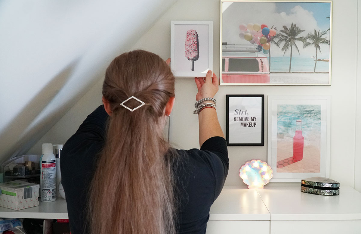 Bilderwand-mit-Hochzeitsbildern-und-Poster-schminktisch