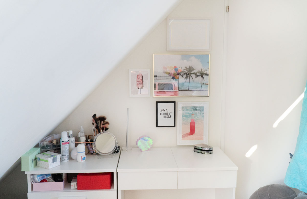 Bilderwand-mit-Hochzeitsbildern-und-Poster-schmintktisch-ecke