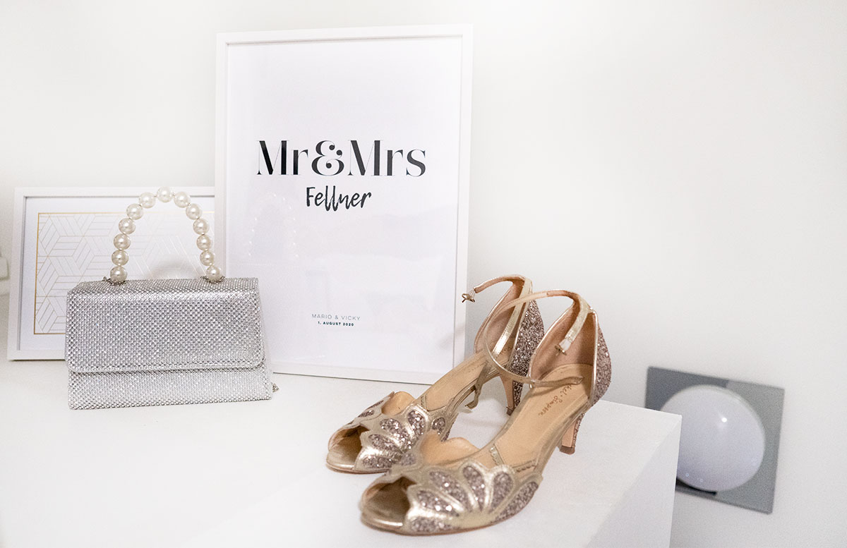 Bilderwand-mit-Hochzeitsbildern-und-Poster-schuhe