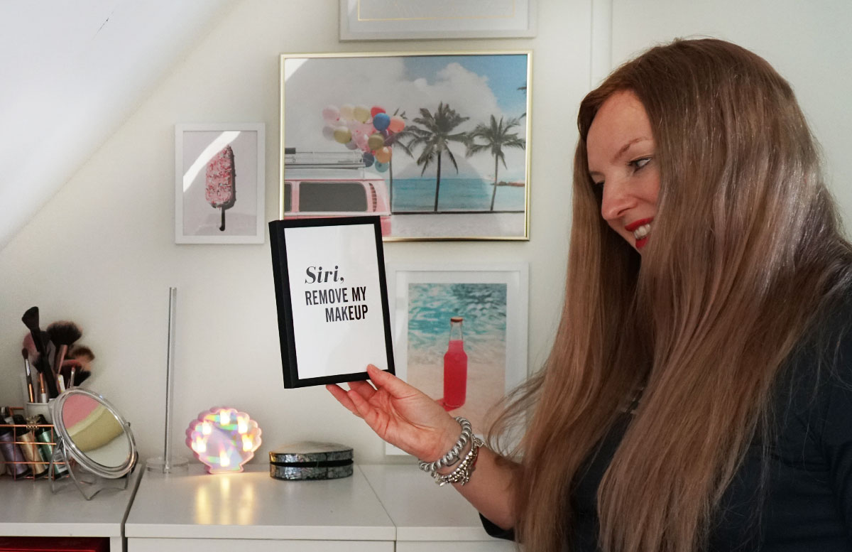 Bilderwand-mit-Hochzeitsbildern-und-Poster-siri-remove-my-makeup