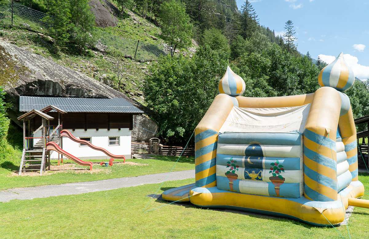 Bio-Kinderhotel-Benjamin-in-Malta-in-Kärnten-spielplatz-und-hüpfburg