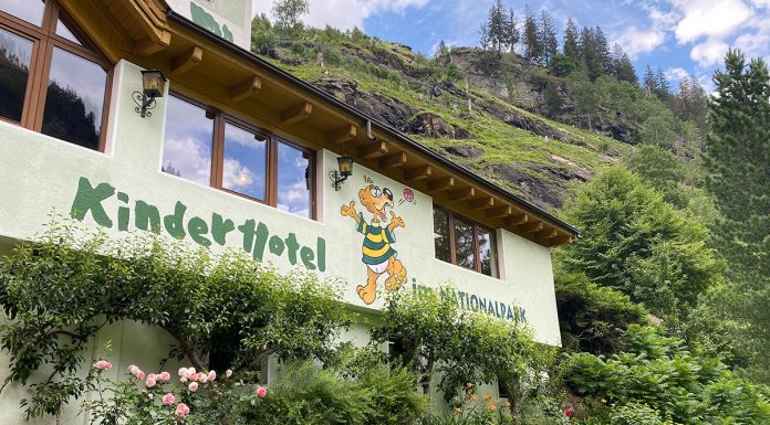 Bio Kinderhotel Benjamin in Malta, Kärnten Bio-Kinderhotel-Benjamin-in-Malta-in-Kärnten-vor-der-tür