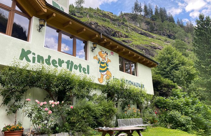Bio Kinderhotel Benjamin in Malta, Kärnten Bio-Kinderhotel-Benjamin-in-Malta-in-Kärnten-vor-der-tür