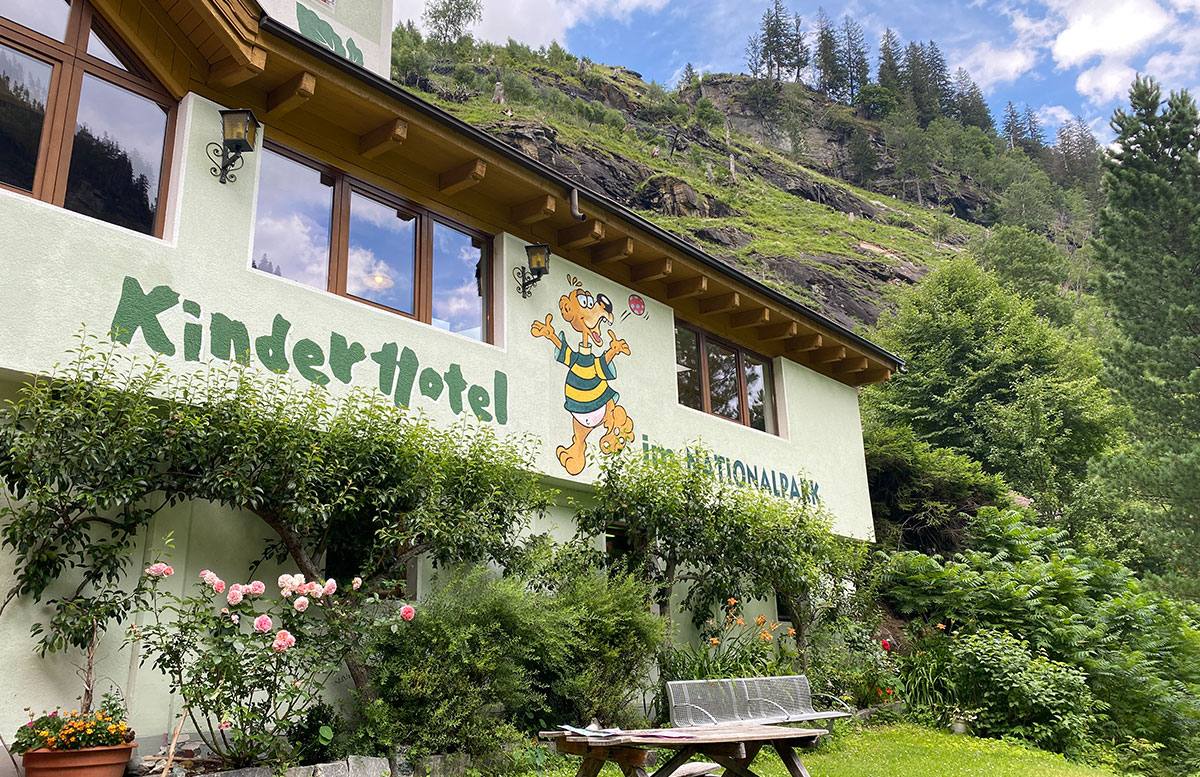 Bio-Kinderhotel-Benjamin-in-Malta-in-Kärnten-vor-der-tür