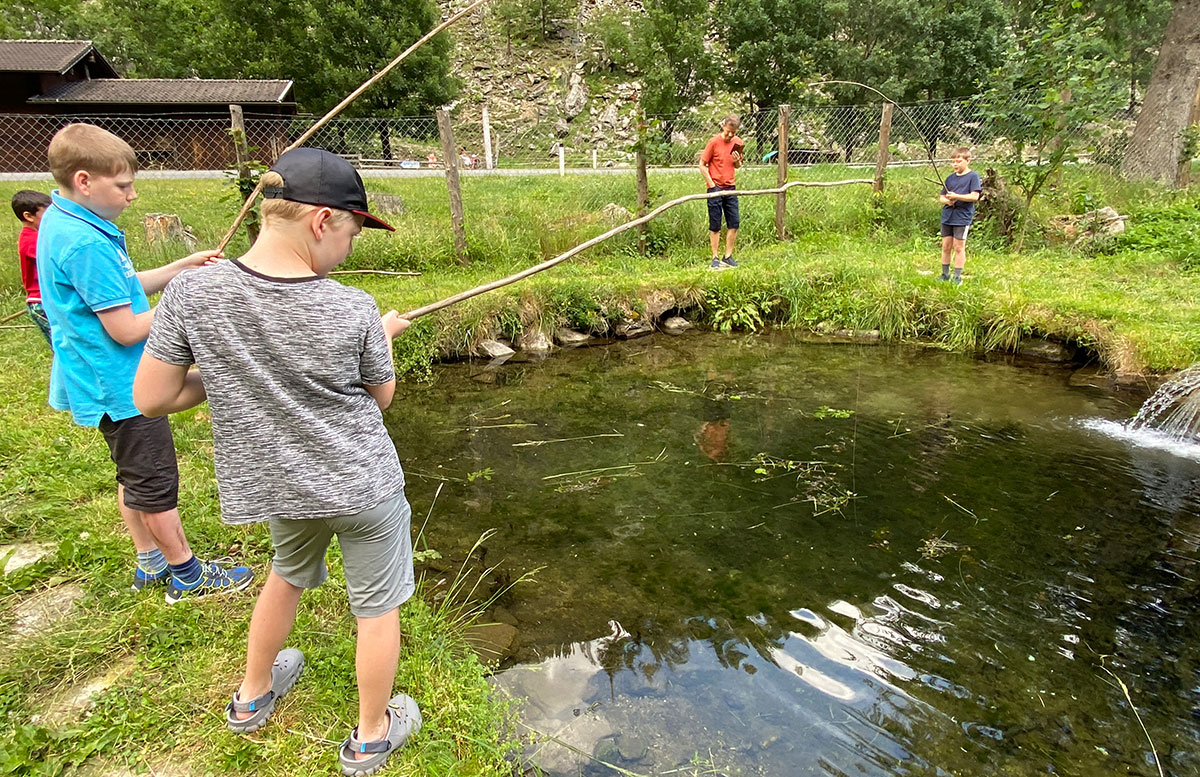 Bio-Kinderhotel-Benjamin-in-Malta-in-Kärnten.angeln-beim-teich