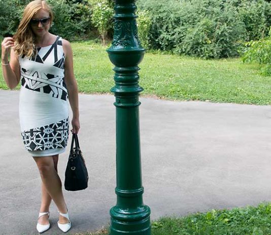 Schickes Black and White Outfit Black-and-White-outfit-in-the-summer-beine-überkreuzend