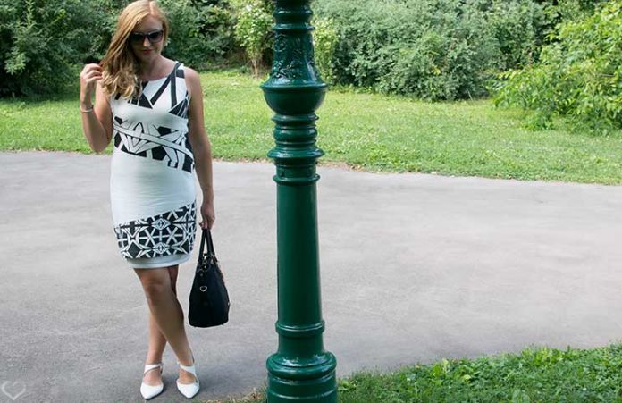 Schickes Black and White Outfit Black-and-White-outfit-in-the-summer-beine-überkreuzend
