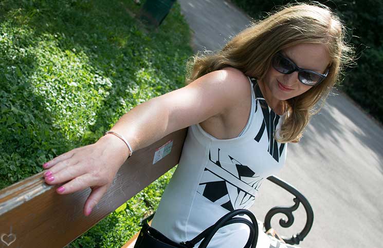 Black-and-White-outfit-in-the-summer-seitenprofil