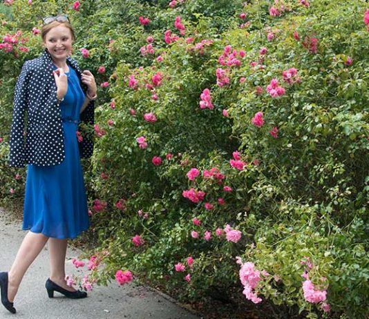 Blau in blau und weiße Punkte Blau-in-blau-und-weiße-Punkte-ganzkörper-bild-mit-blazer