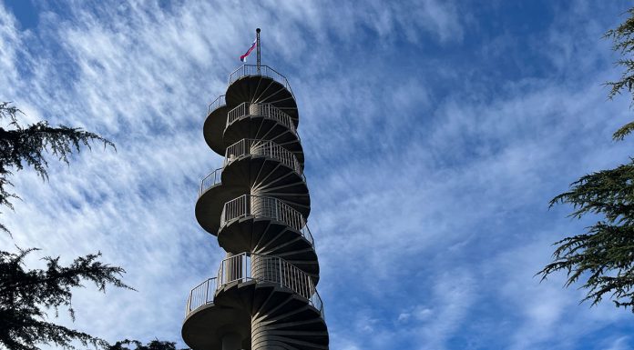 Blick über Smartno, Olivenöl- und Weinverkostung in Goriska Brda Blick-über-Smartno,-Olivenöl--und-Weinverkostung-in-Goriska-Brda-turm