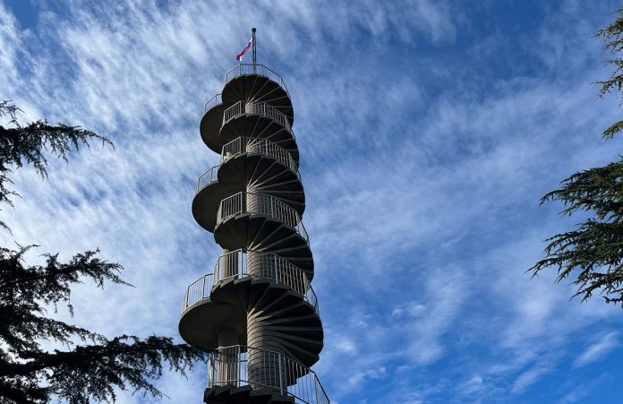Blick über Smartno, Olivenöl- und Weinverkostung in Goriska Brda Blick-über-Smartno,-Olivenöl--und-Weinverkostung-in-Goriska-Brda-turm