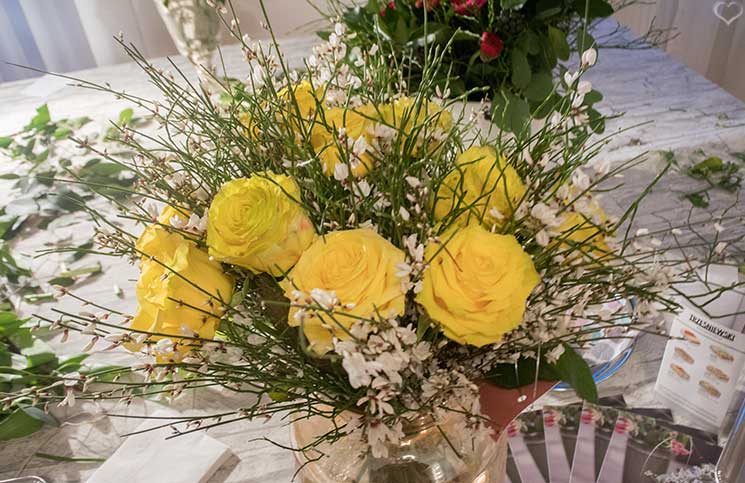 Bloomerei-Workshop-Blumen-binden-gelber-strauss-mit-rosen