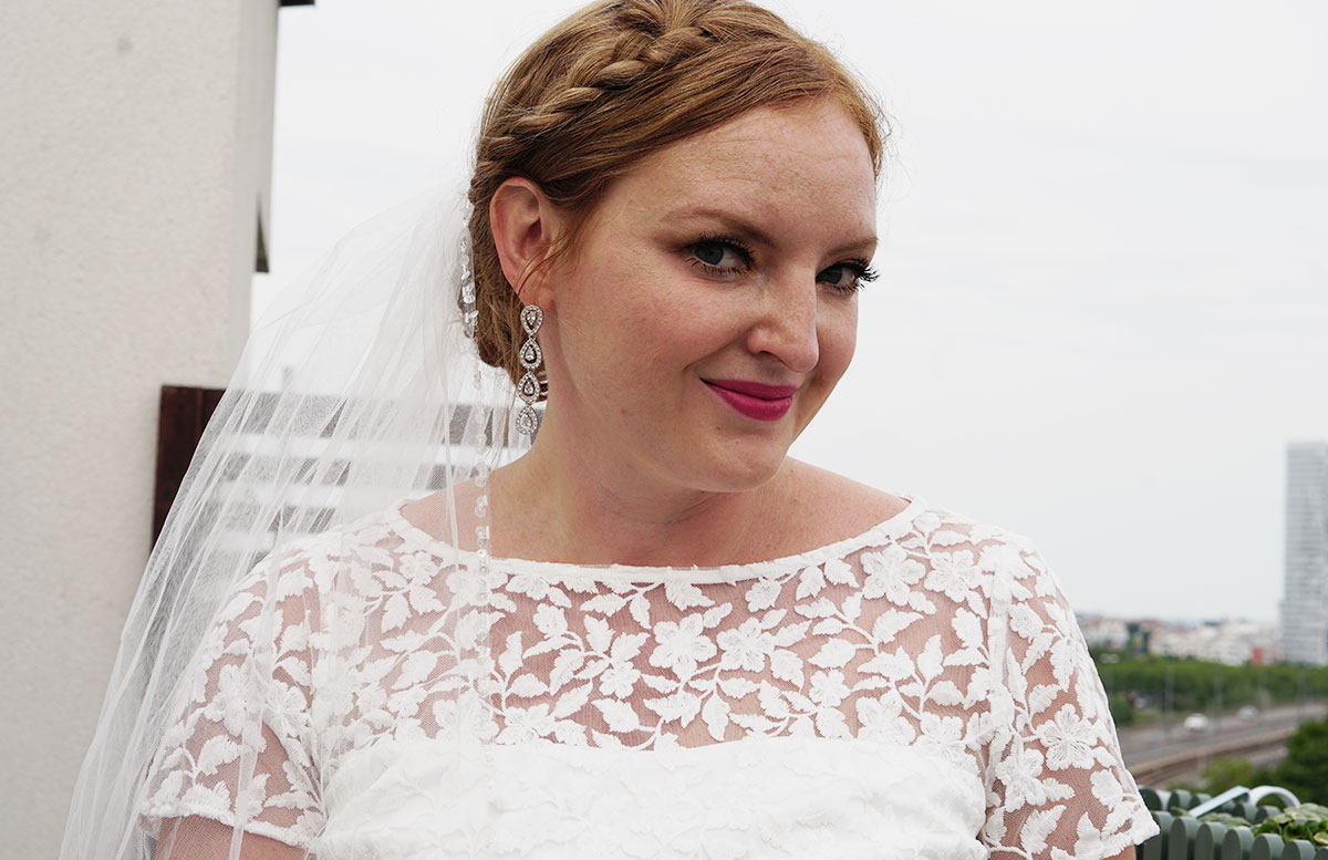Brautstyling-Mein-Braut-Make-up-für-den-großen-Tag-mit-kleid