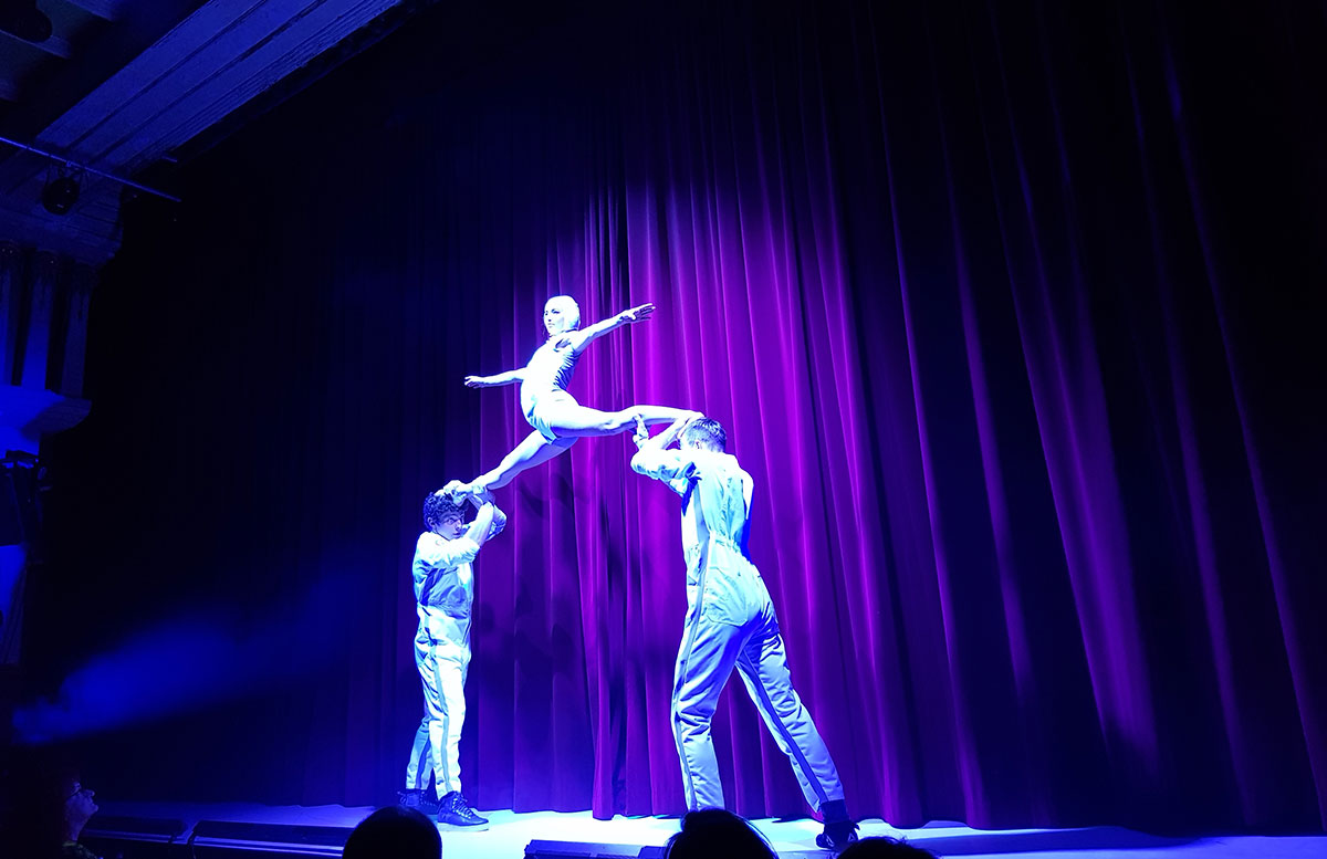 CHAMÄLEON-New-Circus-Berlin---MEMORIES-OF-FOOLS-akrobaten