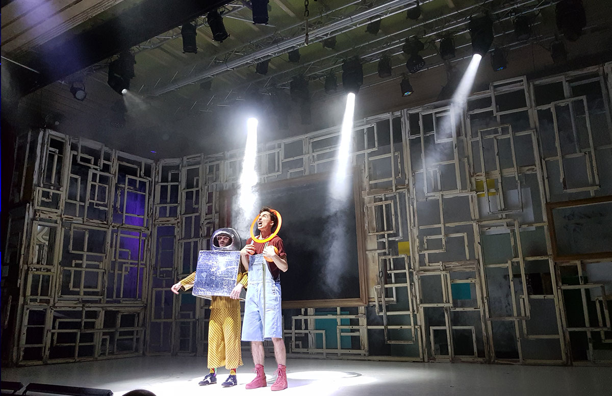 CHAMÄLEON-New-Circus-Berlin---MEMORIES-OF-FOOLS-kinder-astronauten