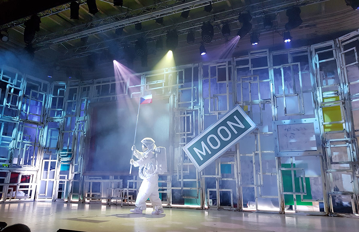 CHAMÄLEON-New-Circus-Berlin---MEMORIES-OF-FOOLS-mondlandung
