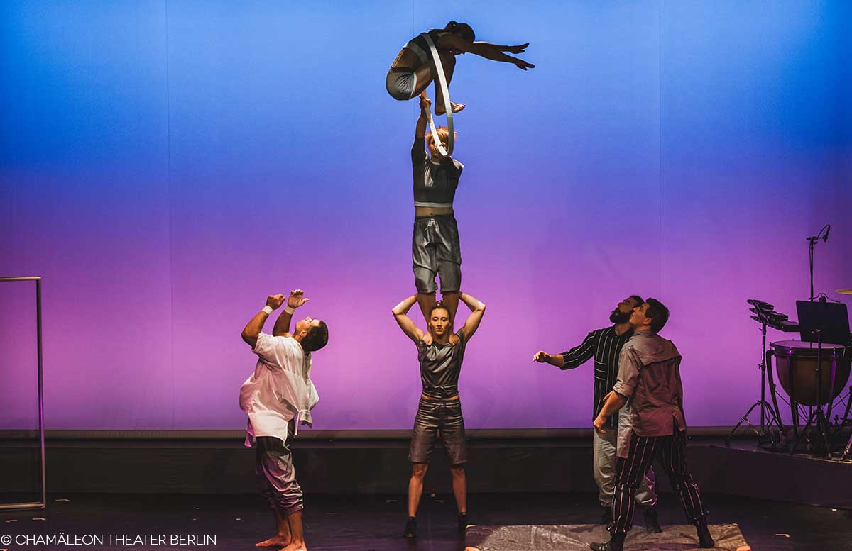 CHAMÄLEON Theater Berlin - PARADE Fear Love Circus performance akrobaten