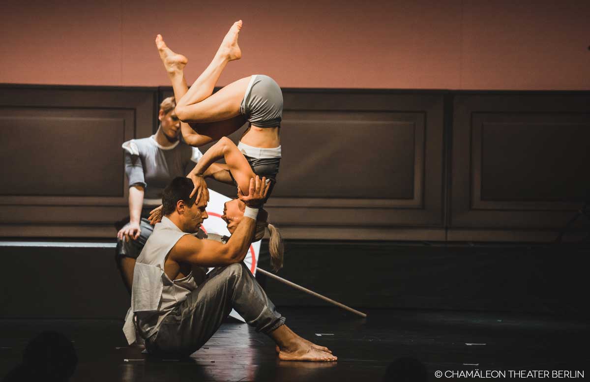 CHAMÄLEON Theater Berlin - PARADE Fear Love Circus performance