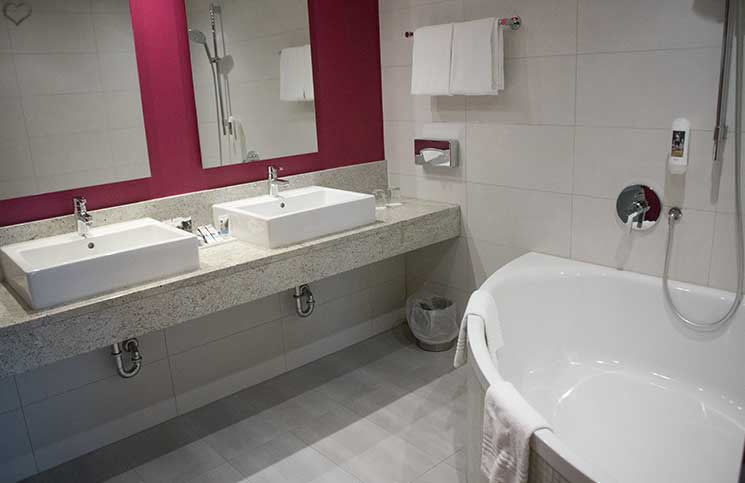 City-Trip-nach-Salzburg-ins-Haus-der-Natur-badezimmer-große-badewanne
