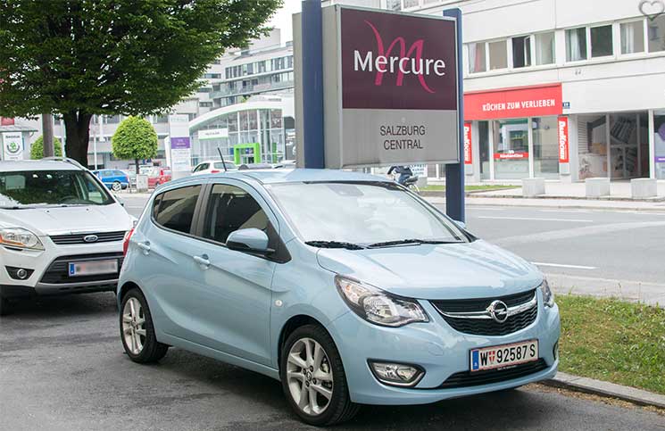 City-Trip-nach-Salzburg-ins-Haus-der-Natur-opel-vor-dem-mercure-hotel