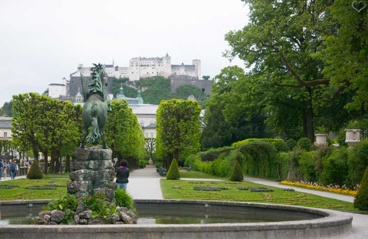 City-Trip-nach-Salzburg-ins-Haus-der-Natur-pegasusbrunnen