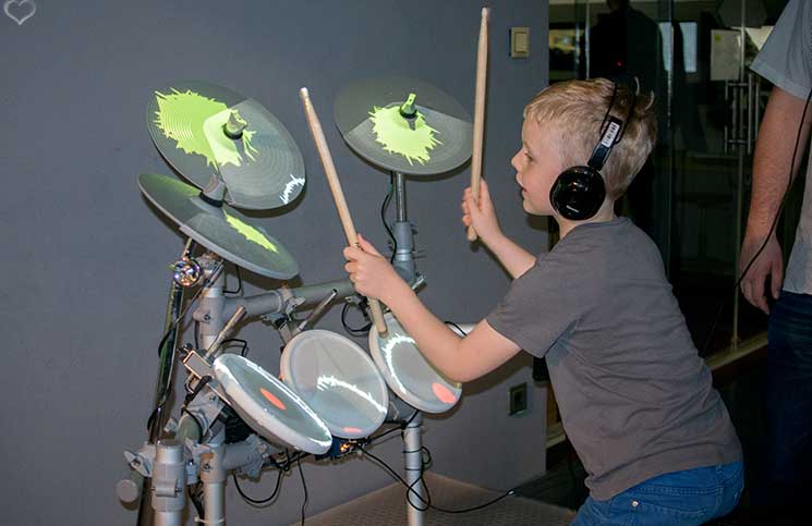 City-Trip-nach-linz-ins-ars-electronica-digital-schlagzeug-spielen