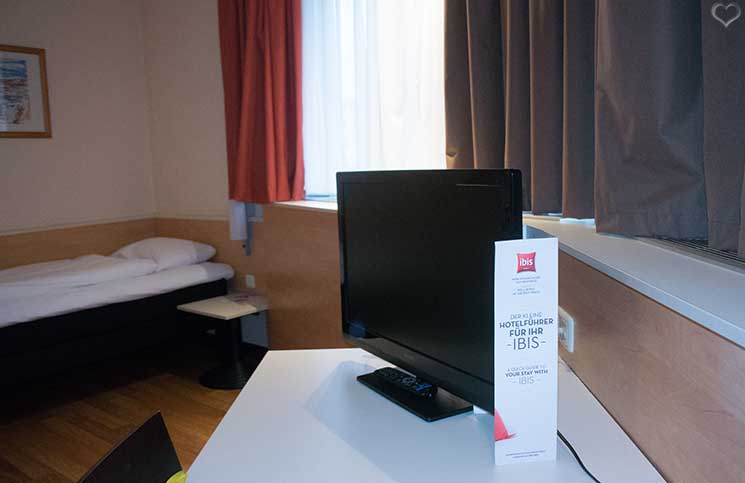City-Trip-nach-linz-ins-ars-electronica-frühstück-ibis-hotel-flachbildschirm-und-bett