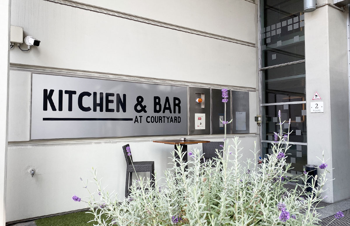 Courtyard-by-Marriott-Linz-kitchen-and-bar