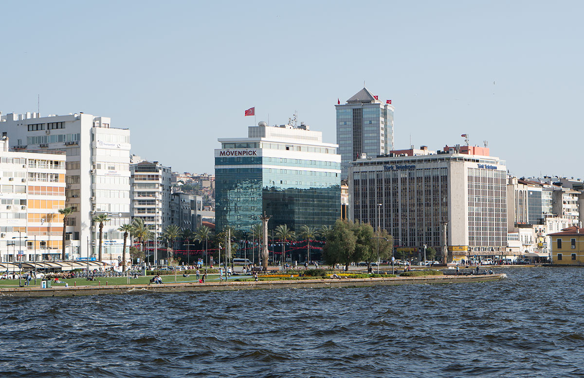 Das-5-Sterne-Mövenpick-Hotel-in-Izmir-hotel-vom-wasser-aus