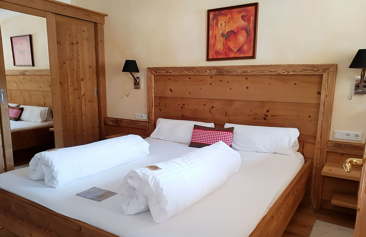 Das-Familienhotel-Mühlpointhof-in-Lofer-zimmer-bett