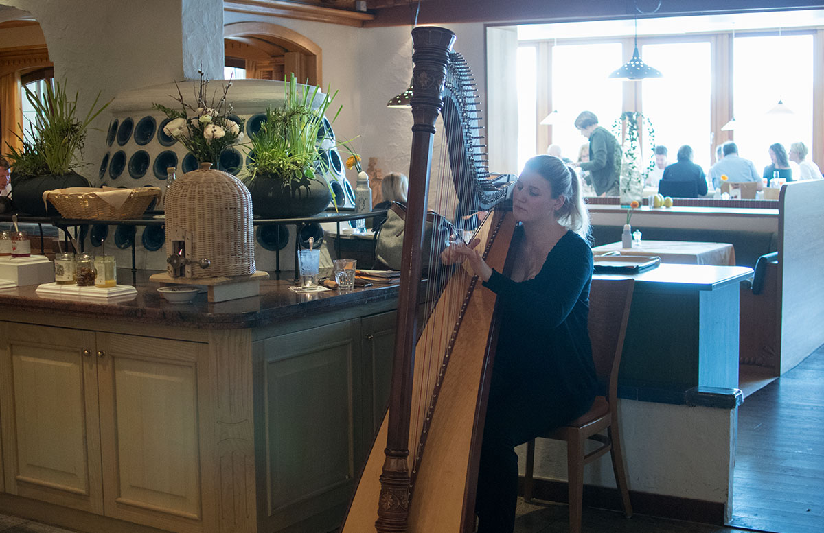 Das Hotel Hochschober auf der Turracher Höhe in Kärnten essbereich frühstück harfenspielerin