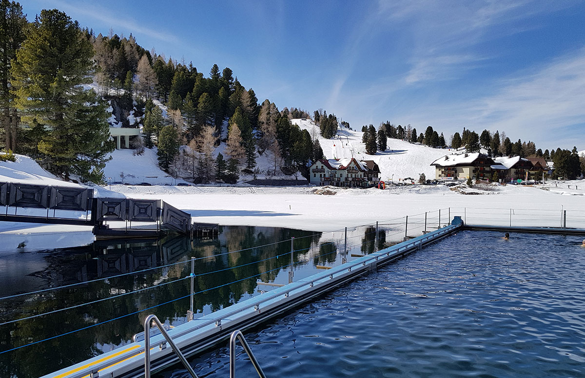 Das-Hotel-Hochschober-auf-der-Turracher-Höhe-in-Kärnten--seebad-und-zugefrorener-see
