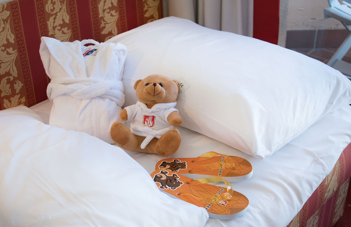 Das-Hotel-Hochschober-auf-der-Turracher-Höhe-in-Kärnten--zimmer-bademäntel